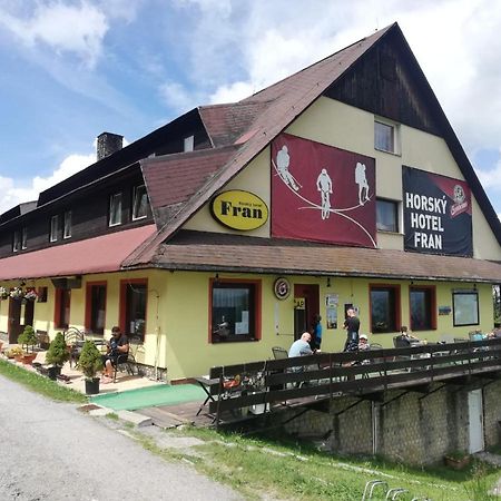 Hotel Fran Trencsénmakó Kültér fotó