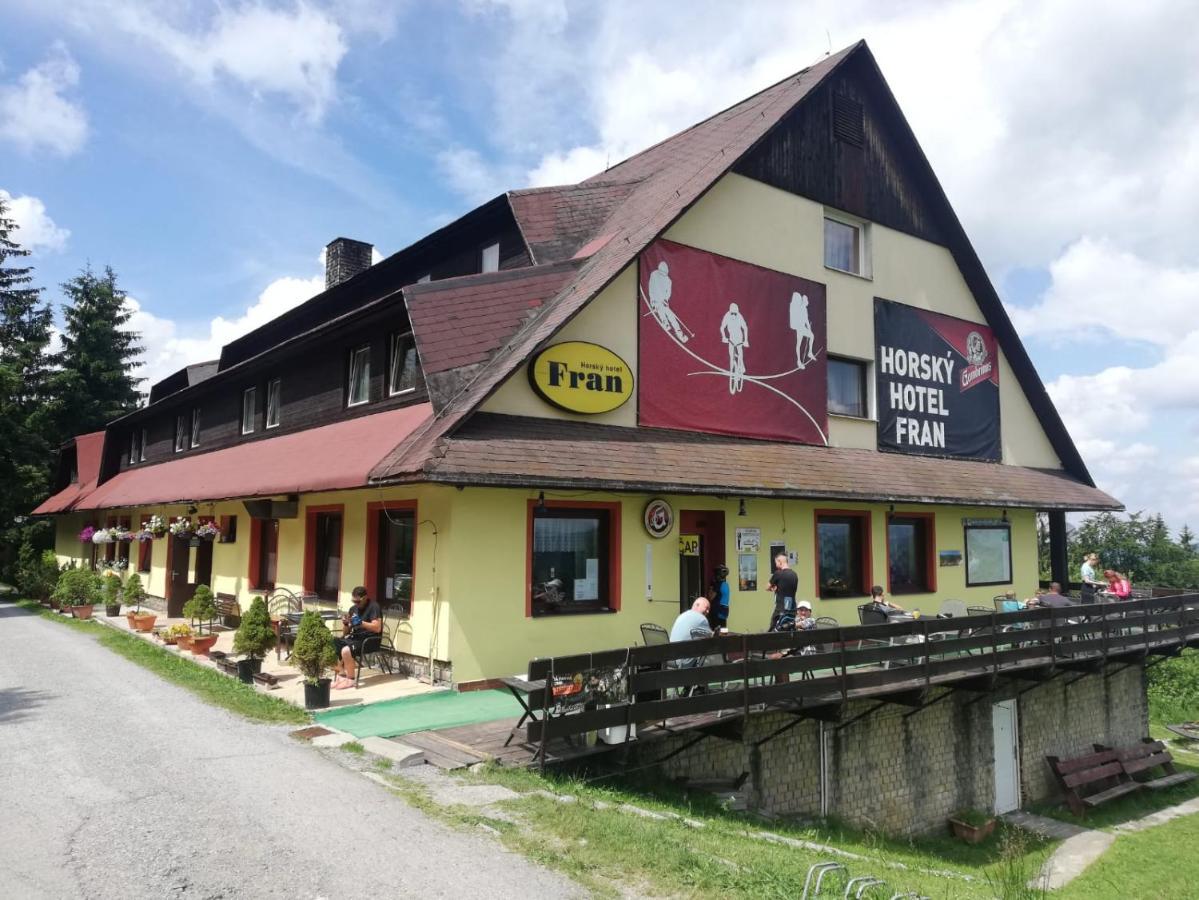 Hotel Fran Trencsénmakó Kültér fotó