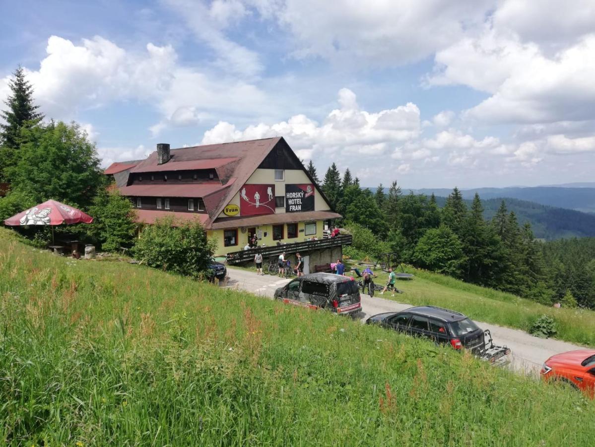 Hotel Fran Trencsénmakó Kültér fotó