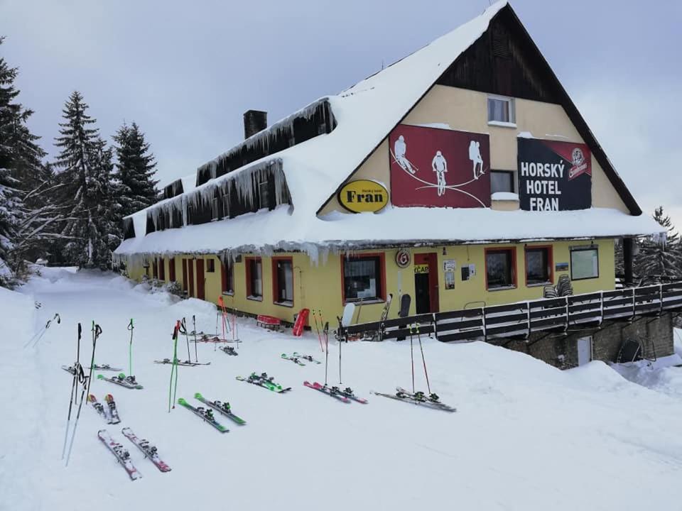 Hotel Fran Trencsénmakó Kültér fotó