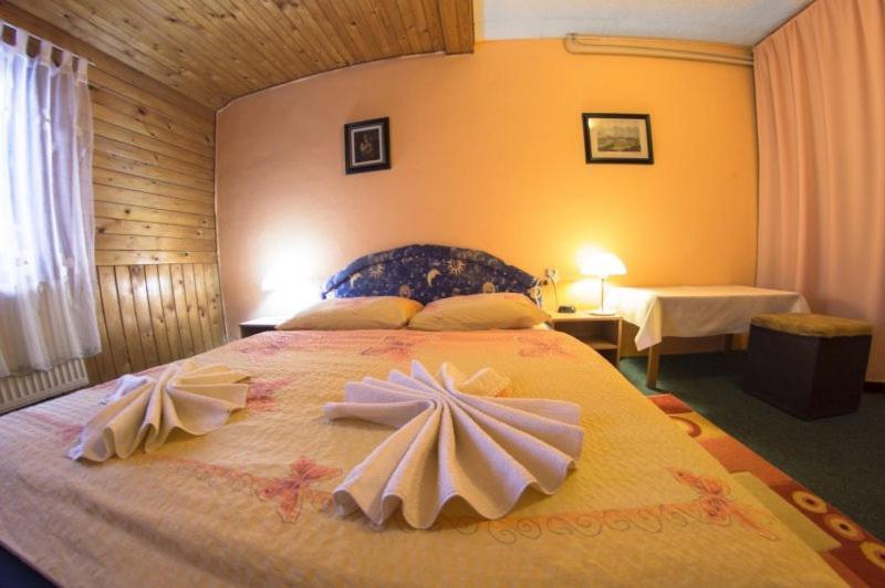 Hotel Fran Trencsénmakó Kültér fotó