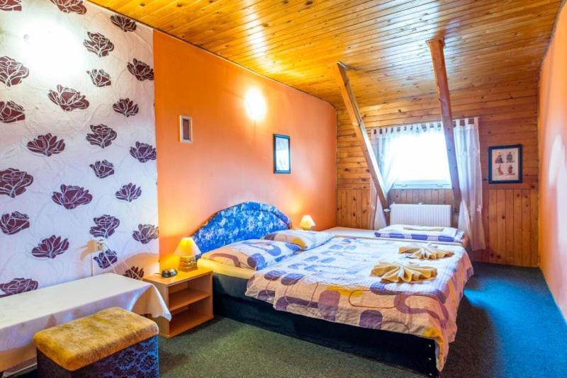Hotel Fran Trencsénmakó Kültér fotó