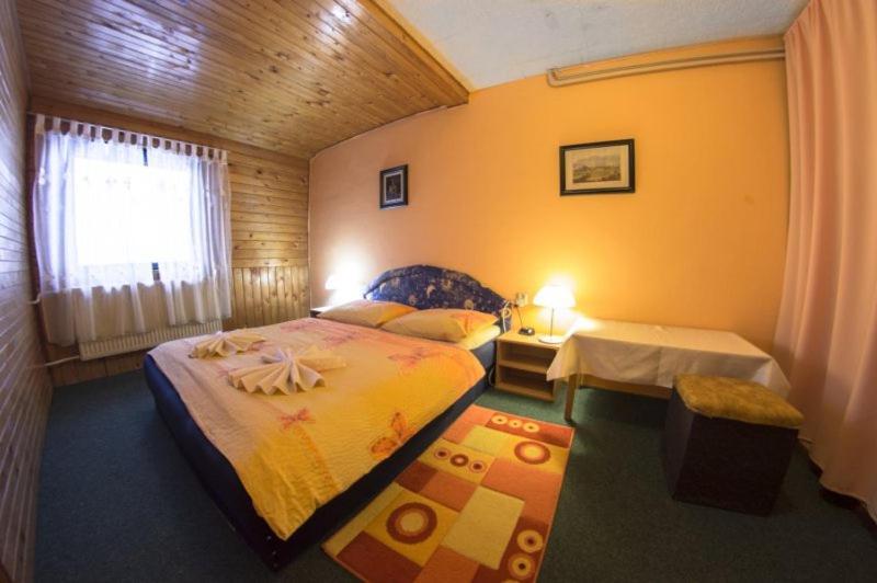 Hotel Fran Trencsénmakó Kültér fotó